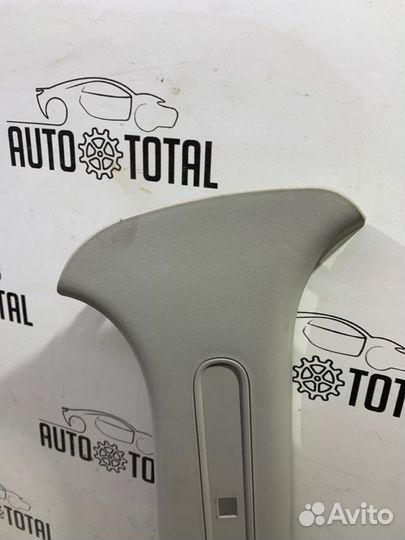 Обшивка центральной стойки правая Nissan Terrano