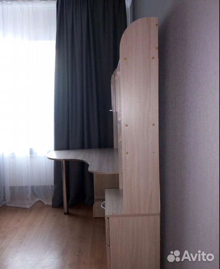 Компьютерный стол со стеллажом