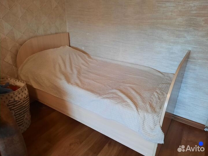 Письменный стол, шкаф и кровать для ребенка