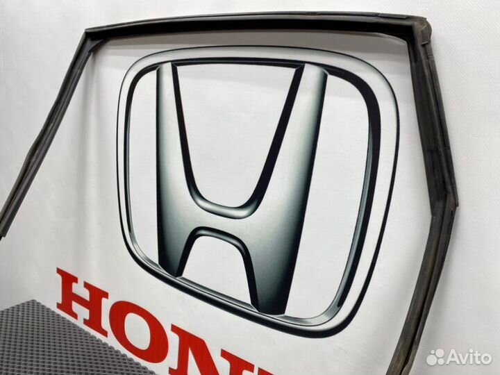 Уплотнитель стекла двери задний левый Honda Cr-V4