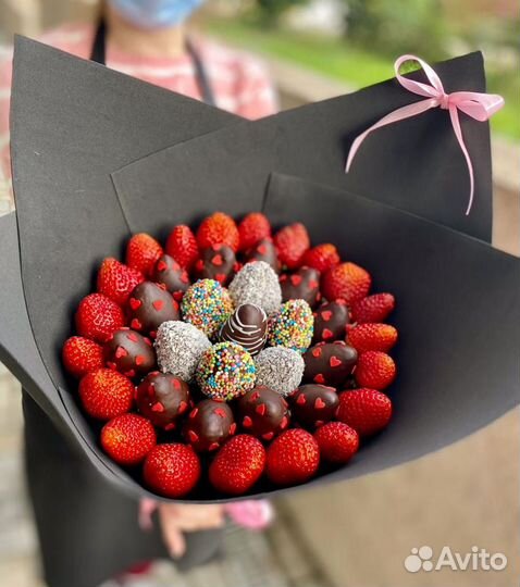 Букет со свежей клубникой и клубникой в шоколаде
