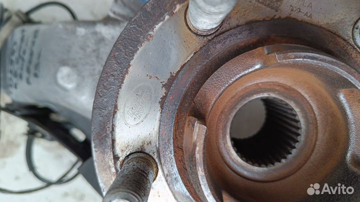 Range Rover Sport 14- Цапфа левая передняя 0594