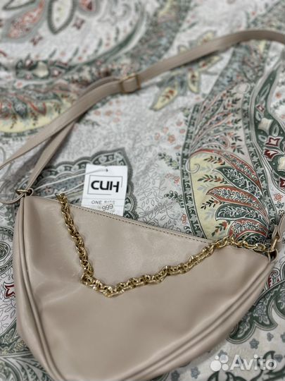 Бежевая сумка багет на плечо