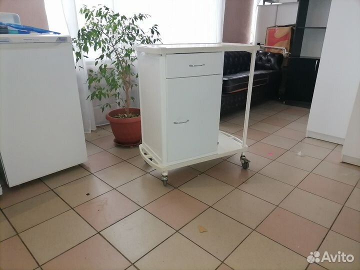 Продаем мало б/у медицинскую и офисную мебель