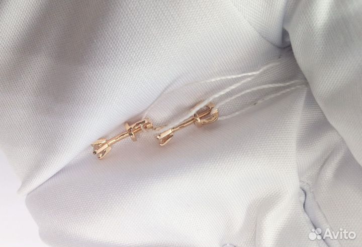 Золотые серьги с камнем