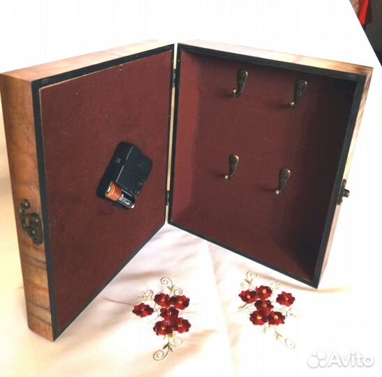 Часы с ключницей