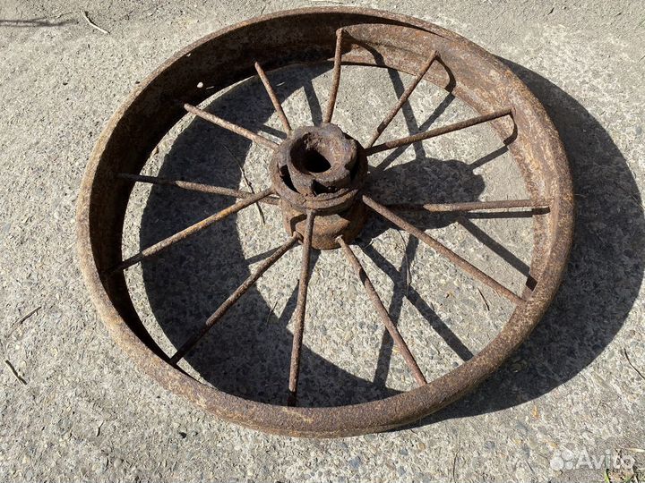 Металлическое колесо от трактора старое