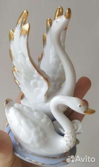 Фарфоровая статуэтка Лебедь
