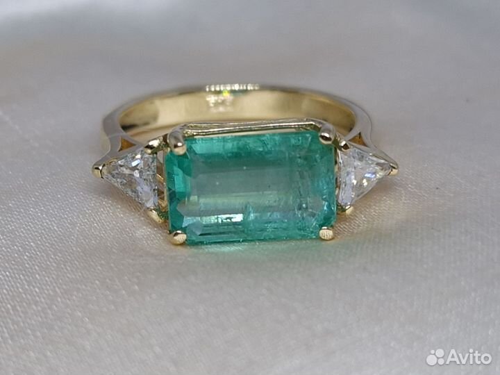 Кольцо с изумрудом и треугольными бриллиантами