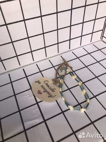 Браслет из бисера с ромашками