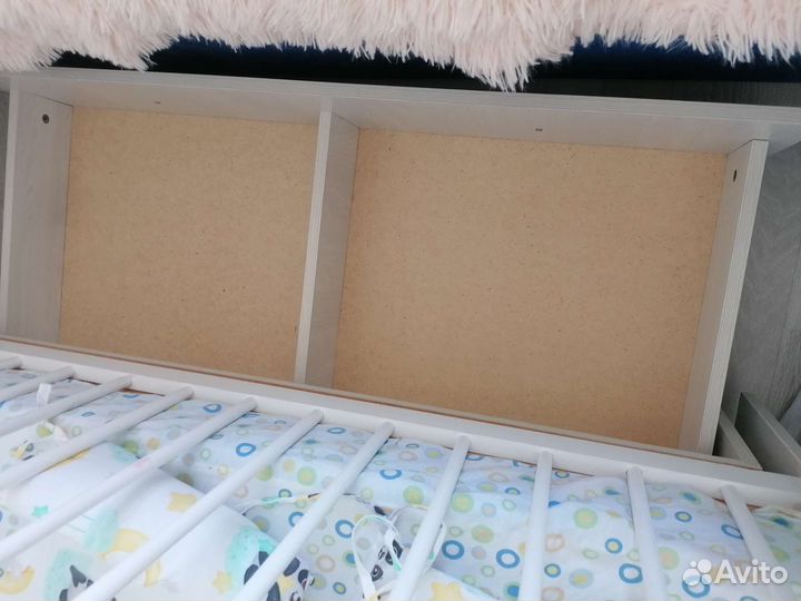 Детская кроватка с маятником