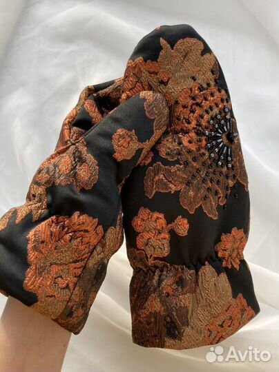 Варежки жаккардовые с вышивкой черные оранжевые