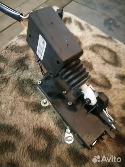 Замок двери передней левой Chevrolet Niva