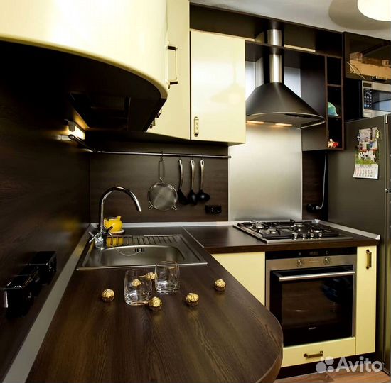 Угловой кухонный гарнитур современный