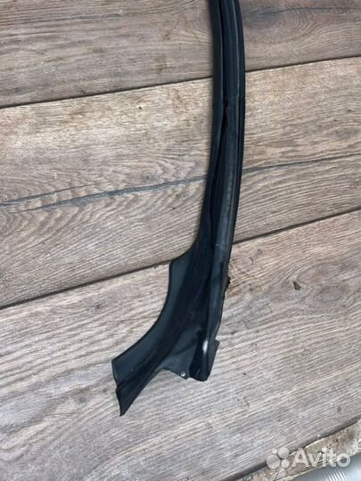 Уплотнительная резинка правая Subaru Impreza GF6