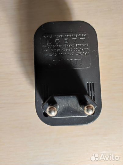 Зарядные устройства для телефонов и лягушка