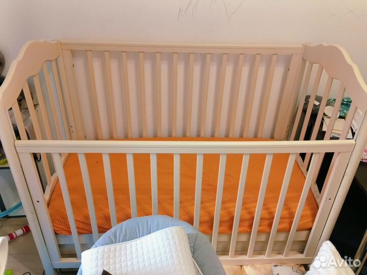 Детская кроватка с маятником и ящиком