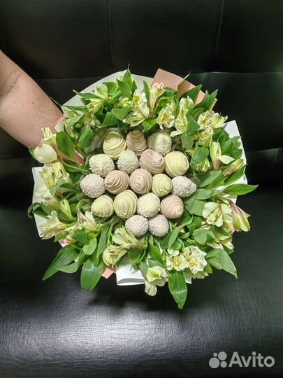 Съедобные букеты 14 февраля клубника в шоколаде