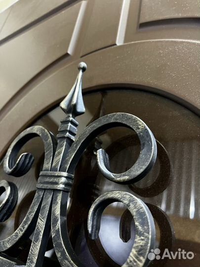 Двери входные с ковкой и стеклом