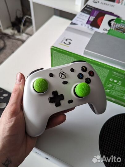 Xbox series s 2 геймпада