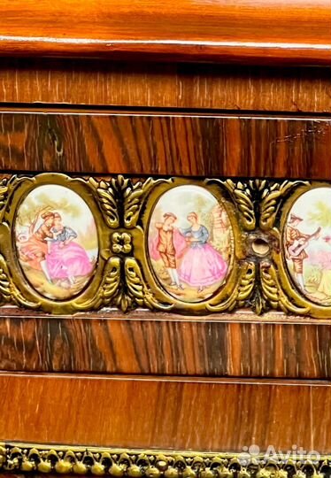 Комод с фарфоровыми вставками Людовик XVI
