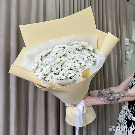 Огромный букет ромашковой хризантемы