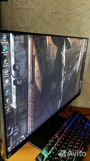 Игровой компьютер с монитором и клавиатурой