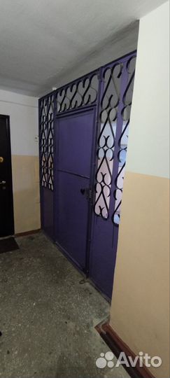 Металлическая дверь бу с решеткой 220*250