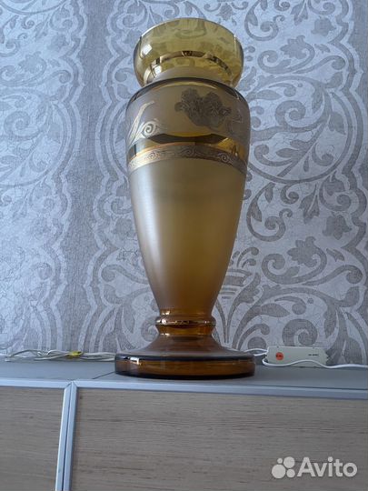 Большие стеклянные вазы