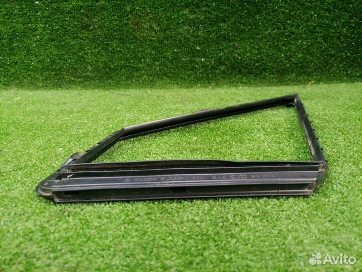 Уплотнитель стекла двери передний правый Subaru Xv