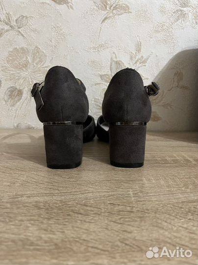 Босоножки новые 36