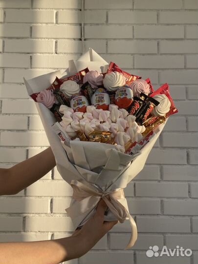 Сладкий букет из киндеров, зефира, конфет