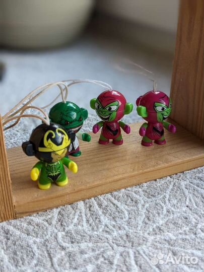 Игрушки из киндер сюрприза Марвел