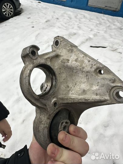 Нижняя опора двигателя ew10