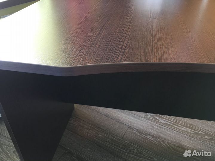 Стол руководителя фигурный Дуб + Кресло