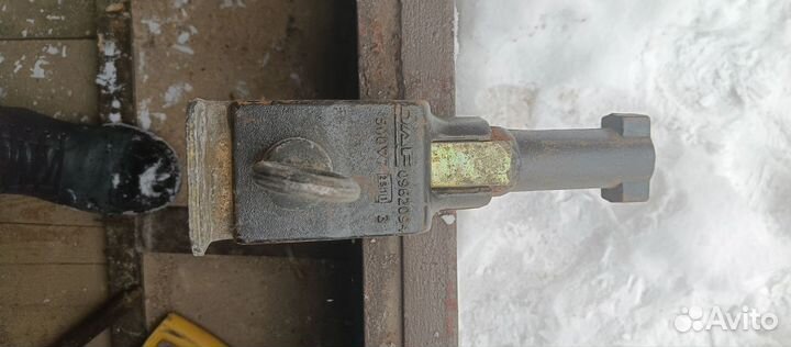 Буксировочный крюк