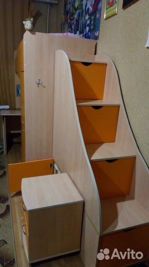 Детская кровать чердак со столом и шкафом