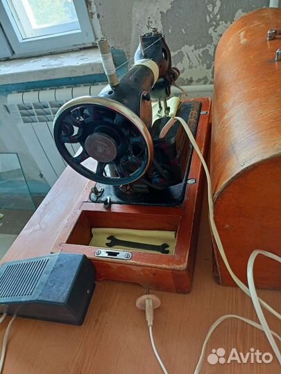 Бытовая швейная машинка с электроприводом