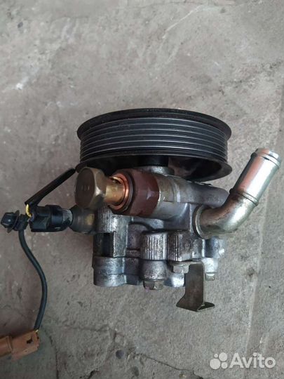 Насос гур на Mitsubishi Pajero 4 3.2L