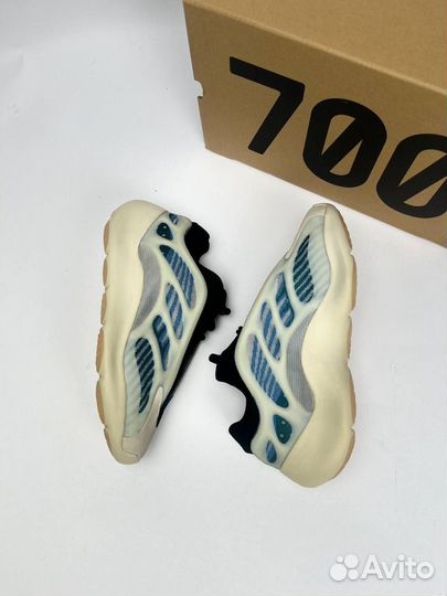 Кроссовки Adidas yeezy 700