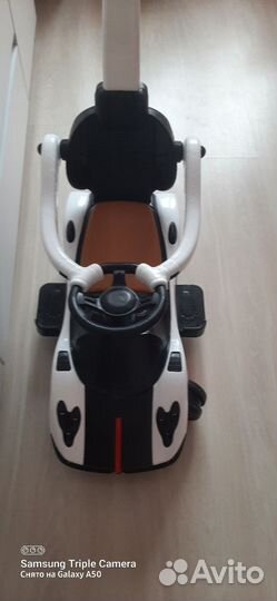 Машинка толокар с ручкой