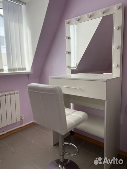 Гримёрный стол с зеркалом с подсветкой