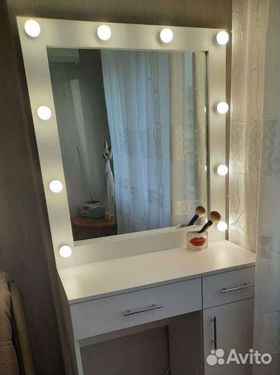 Гримерный столик для макияжа