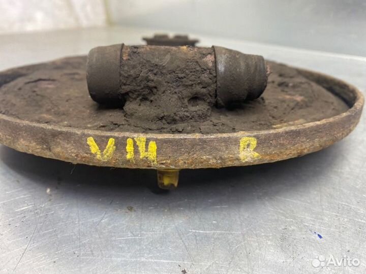 Щит опорный задний правый Audi 80/90 B4