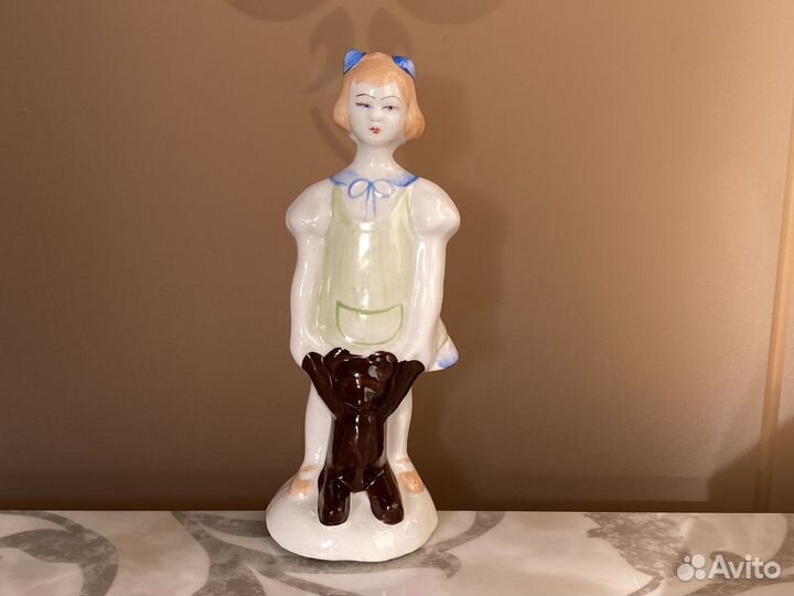 Старинная фарфоровая статуэтка Девочка с мишкой
