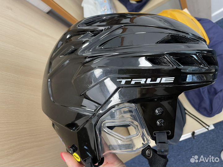 Хоккейный шлем