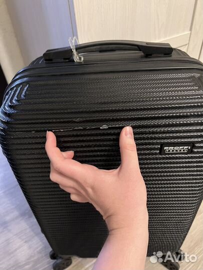 Чемодан на колесах размер s