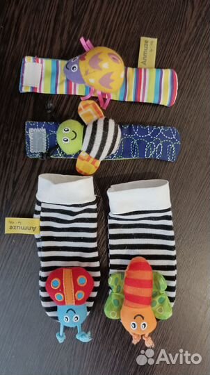 Браслеты и носки погремушки для новорожденных