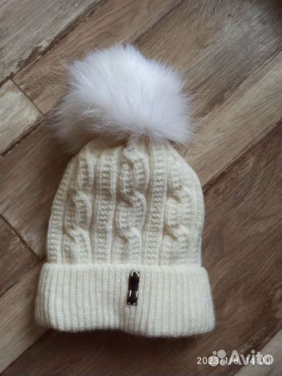 Белая зимняя шапка