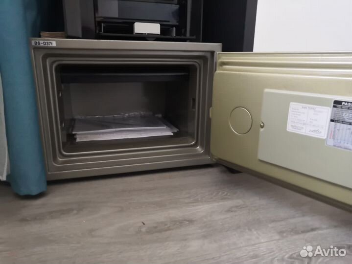 Сейф металлический